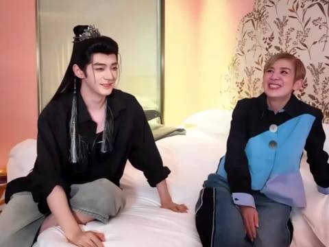 邓为土味情话整红温吴君如，花儿与少年现场