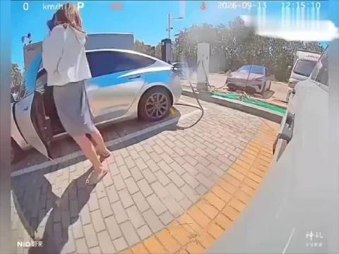 小仙女充完电直接把枪扔地上