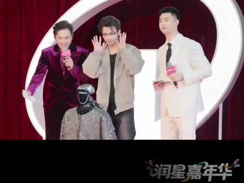 崔阿扎润星嘉年华压轴登场，大嫂气场送祝福