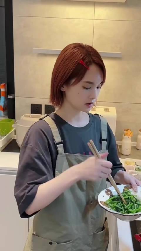 杨丞琳减脂餐，人间烟火，素菜炒不能出水，荤菜见油不见汤，这么瘦还这么自律