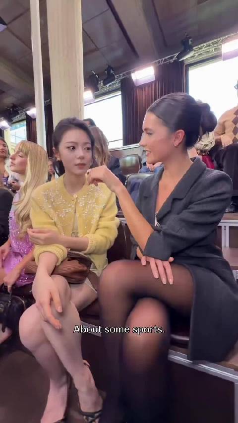 巴黎时装周 赵今麦英语交流