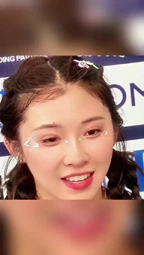 赛场要全力冲刺，赛场外还要接住粉丝的情绪，吴艳妮对待小粉丝真的很温柔