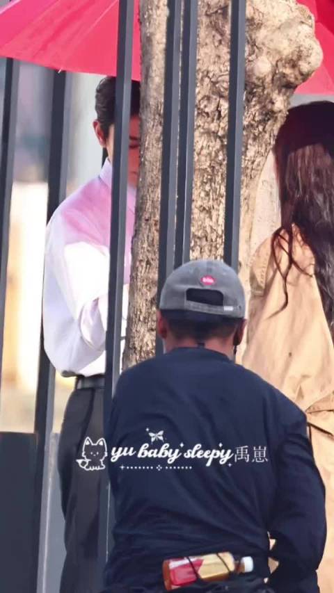 这属于全国统一收伞姿势了