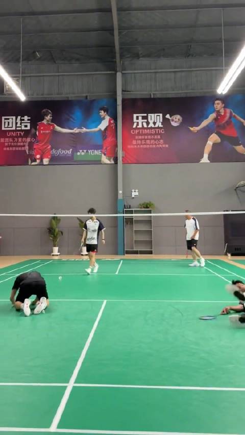 羽毛球能打能演，这才是真功夫！ 于东来表示很满意！