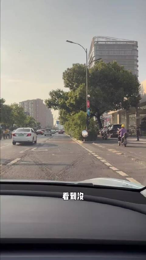 路上开车知识点好多，老司机路上实景教学防御性驾驶…