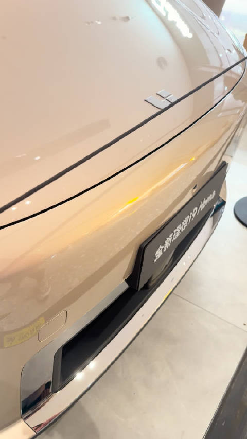 理想i9切割展示车，屏幕未受影响