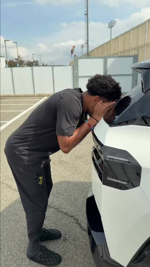 这辆 JEEP 里藏了多少个足球？ 看似考验运气，实则考验眼力