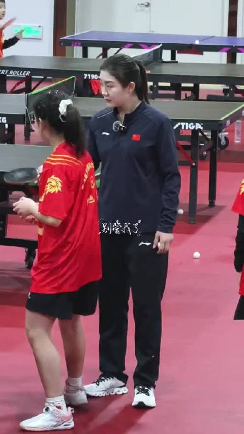 陈梦抽球太爽，小朋友全程盯脸画面可爱