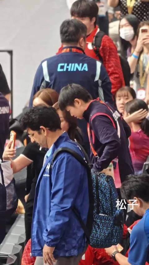 我们小莎宝宝不管在哪里都很受人欢迎 （cr.水印）