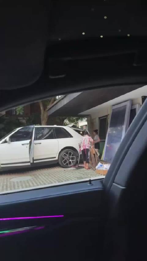 网友说： 开劳斯莱斯库里南后备箱也放纸皮啊，拿去卖吗？