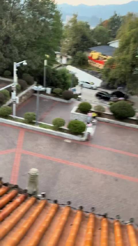 游客西湖山被困塔内，求助楼下小朋友开锁