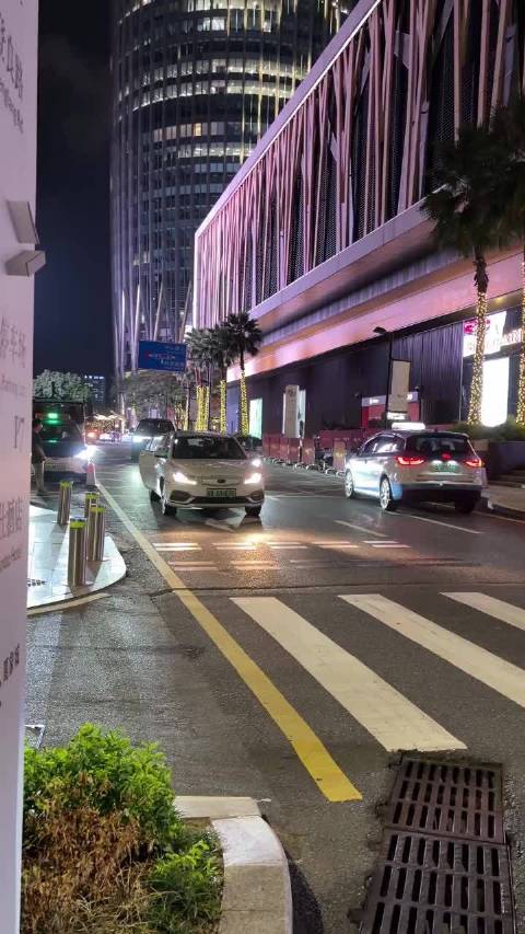 深圳湾万象城惊现布加迪赤龙SS出街…