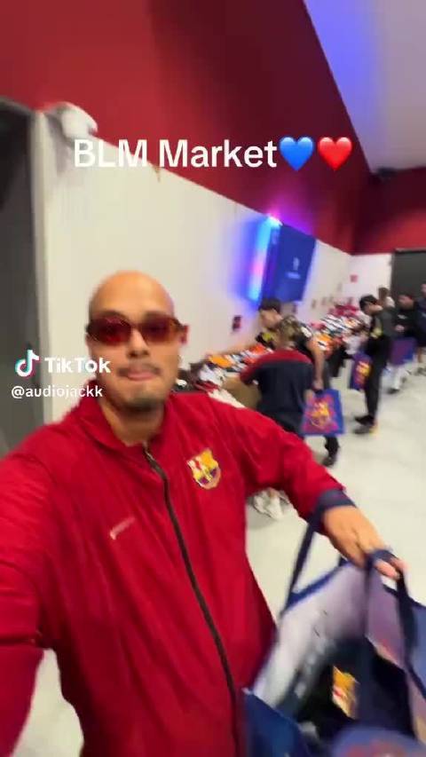 诺坎普的巴萨商店，巴萨商品品类众多，还打折销售