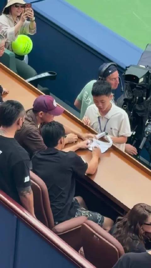 周杰伦宠娃狂魔，对小朋友要求来者不拒