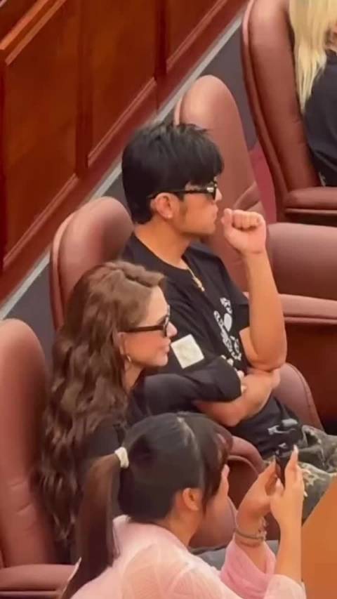 周杰伦昆凌一起看张之臻打网球，手指抖动灵活互动甜