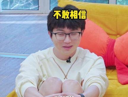 已成时代的眼泪？恋人掌心的樱花草，正随春日步调轻笑漫舞