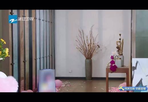 Baby以为自己穿得够绝，结果何穗穿着超短裤出场，瞬间没了底气