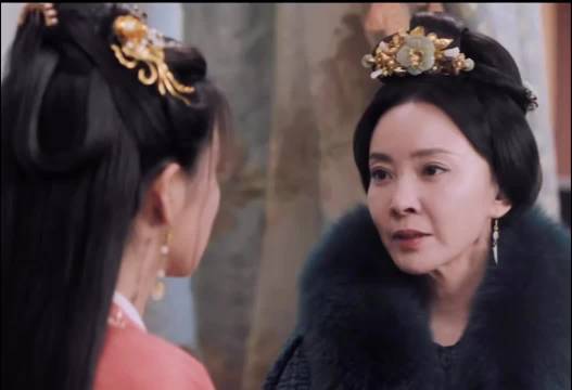 白鹿离开于正后齐肩碎花裙配洞洞鞋，短发显国际范
