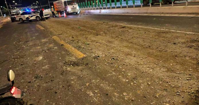 渣土遗撒致多车爆胎！北京公布道路遗撒违法典型案例