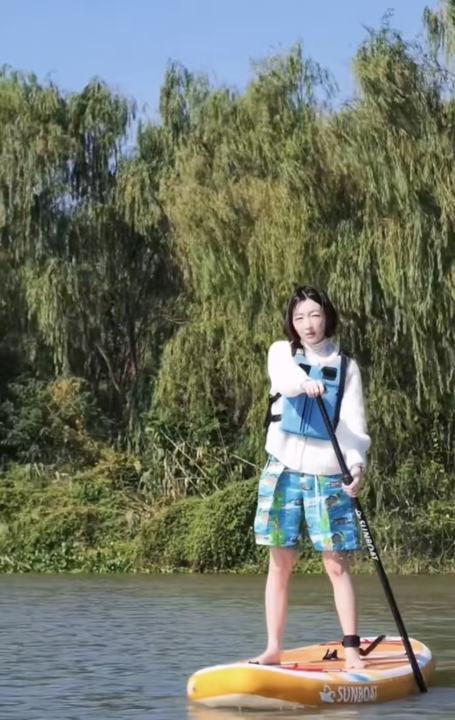周冬雨打卡上海“小亚马逊”，分享十一松弛假期！明星同款治愈地原来在这里