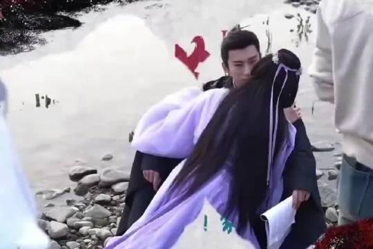 2024年《春花焰》刘学义和吴谨言的吻戏，原来拍摄过程这么好笑