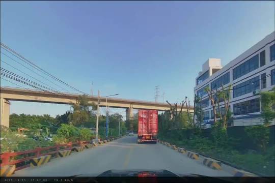 路太窄了，这种路况想超这种长货车难度很大也很危险！