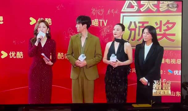 高圆圆被叫宝贝笑眼弯弯宠粉