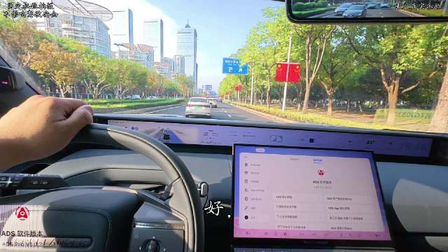 开着路虎神行者8在苏州东方之门下体验华为乾崑ADS