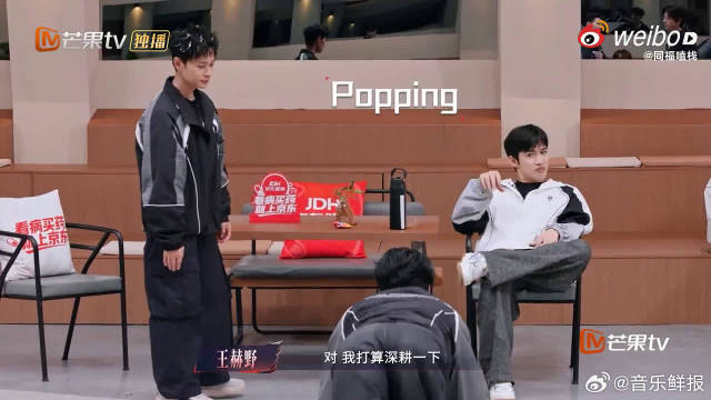 谁能拒绝这么细腻的人啊，连飘落的毛絮都要伸手托住慢慢送它落地