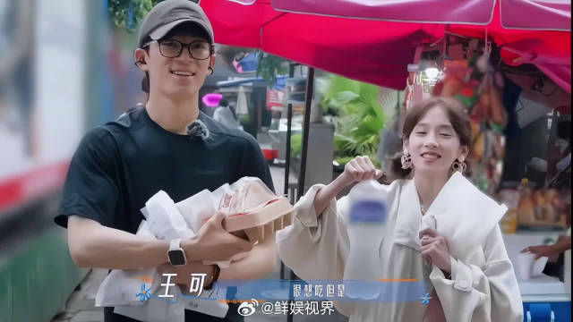 林依晨周冬雨王可在屋内爬树，没有任何拘束，在雨林树屋尽情释放孩子气