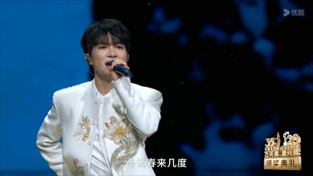 周深飞天奖舞台《归来》 太会唱了！ 听周深唱歌不烧心
