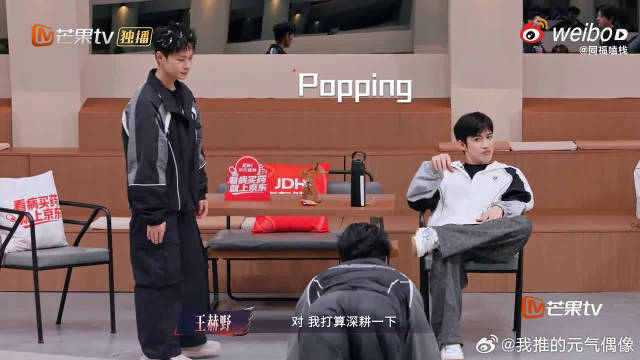 被曹骏可爱到了，对待一片毛絮都这么小心翼翼，手轻轻托着护送它落地