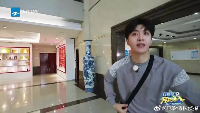 跑男城市追击战太刺激了 白鹿被范丞丞张婧仪“追杀”，一路狂奔差点喘不上气