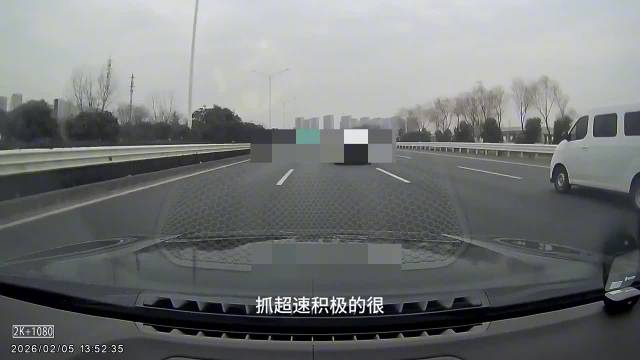 两车并排龟速60，理想车主应急车道超车别车