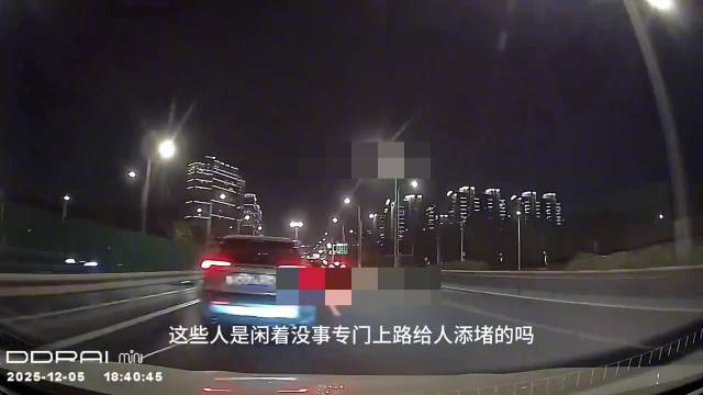 限速120高速快车道时速80依维柯并排行驶成路障
