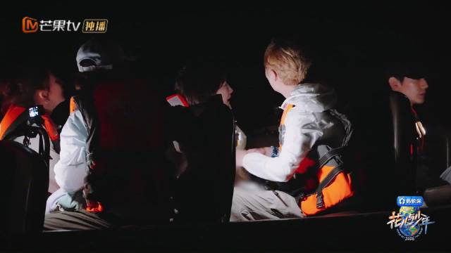 周冬雨王星越因模仿凯门鳄叫声上演小学生式斗嘴