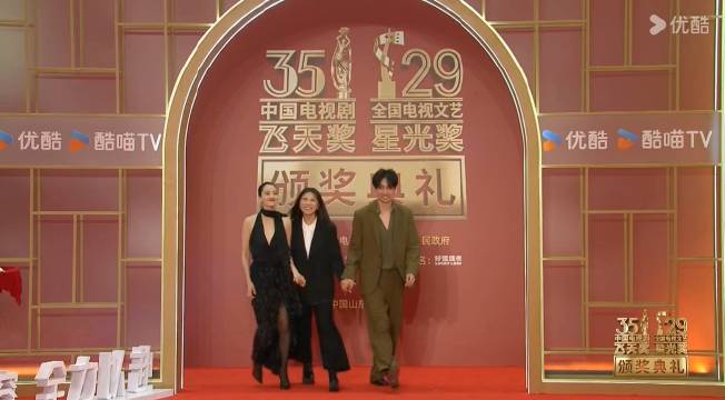 高圆圆一袭长裙亮相第35届飞天奖红毯，气质状态好