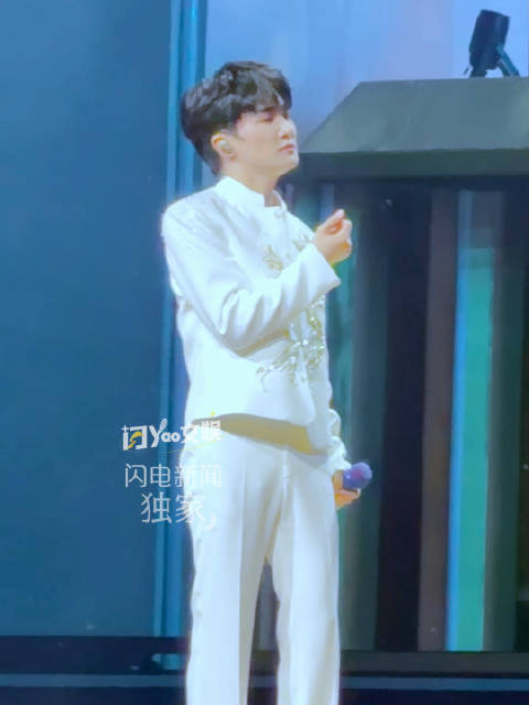 周深飞天奖舞台像吃了CD