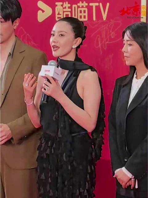 高圆圆飞天奖穿搭解析，颅顶完美母系氛围舒展
