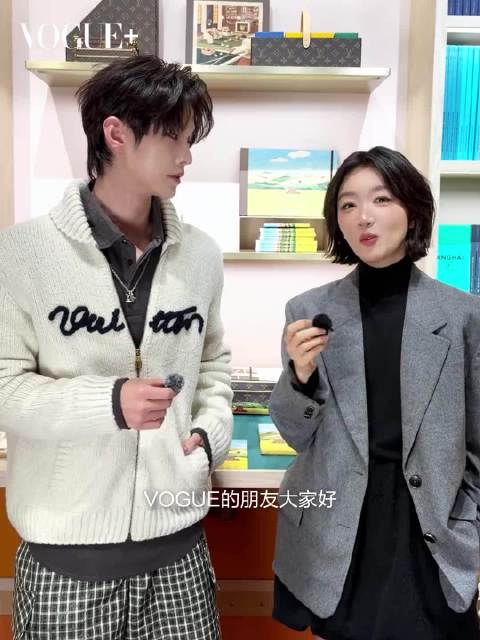 周冬雨何与采访互送礼物，i人e人反差搞笑