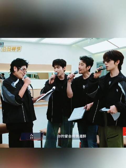 女老师哄孩子般对辉辉说想跟谁跑就跟谁跑