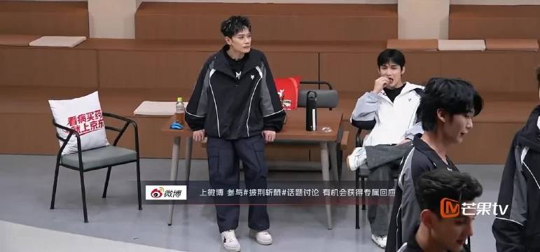 曹骏在五公组队时看见毛絮降落直接用手托住，也太可爱了吧！