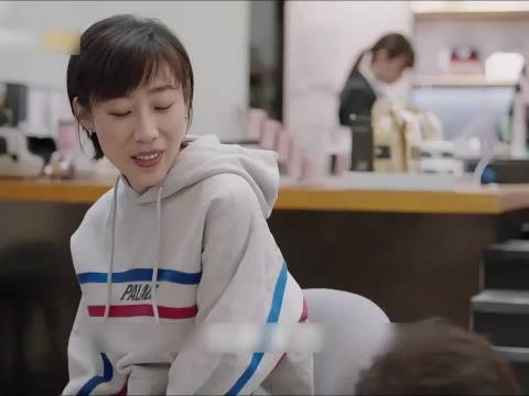一段看人下菜碟的经典片段，来看看女主是如何高情商打脸势利眼店员的