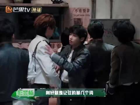 随性相拥氛围感拉满，熟人互动真的太自然