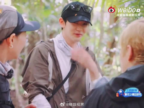 一个胆大一个怕密集，他俩同框互动笑点满满，这段反复看好几遍