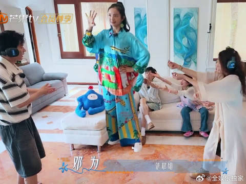 一边好好带队当导游，一边随性晒图，小狗直接抢镜了