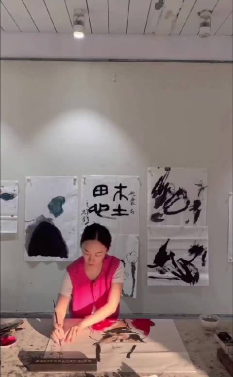 霍思燕盼嗯哼当画家，书画显露童子功