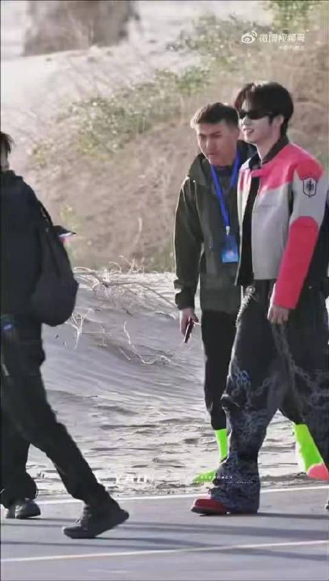 刘耀文皮衣造型野性少年感，蹦跳击掌反差拉满