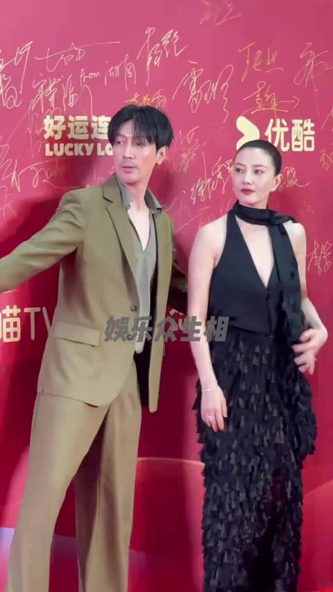 高圆圆飞天奖盘发尽显完美颅顶，柔中带稳气场足