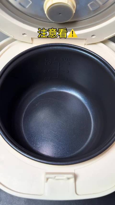 坚持不点外卖，自己做饭，今天吃万能辣椒酱夹馒头，雷军